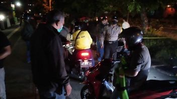 警方和独奏斯巴达车队关押的数百辆错误的排气摩托车