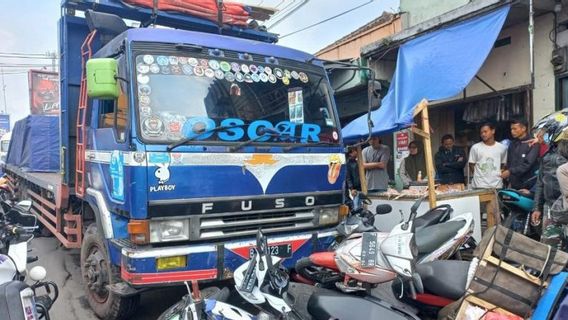 数十台のオートバイが失われた制御トラックにぶつかって損傷を受ける