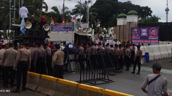 印度尼西亚共和国众议院大楼前的两个行动群众团体受到铁栏的限制