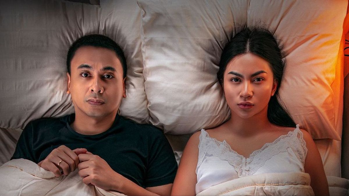 Intim, Raditya Dika dan Ariel Tatum Jadi Suami Istri di Teaser <i>Catatan Harian Menantu Sinting</i>