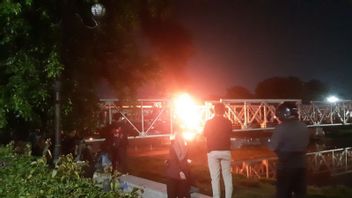 Accident Train In West Semarang, There Is A Burnt Object Extinguished By Officers