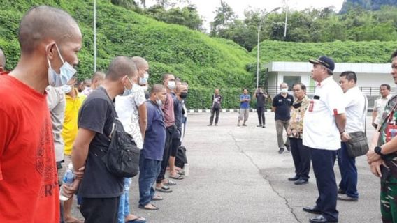 The Indonesian Consulate General in Kuching Accompanying the Deportation Process of 97 Indonesian Citizens by Malaysia