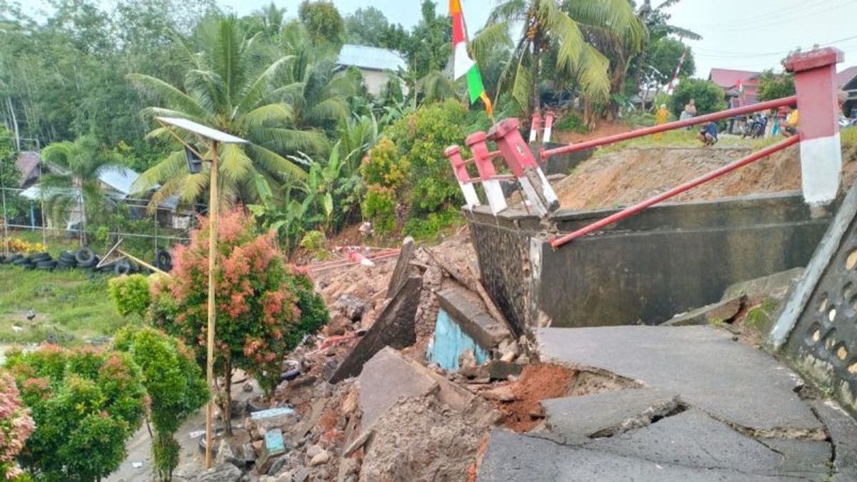 Landslides And Floods Hit 3 Villages In North Bengkulu, Home Timpah Materials To Enliven Residents' Boats