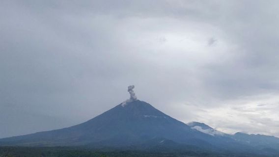 高さ1.3キロメートルのアブ柱を持つスメル山噴火