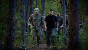 Président Zelensky visite ses troupes à l'avant près de la frontière russe : Nous allons gagner