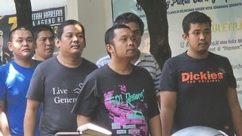 La police transfére le dossier de 8 agent de recouvrement au « site » de voitures de clients à Kejari Semarang
