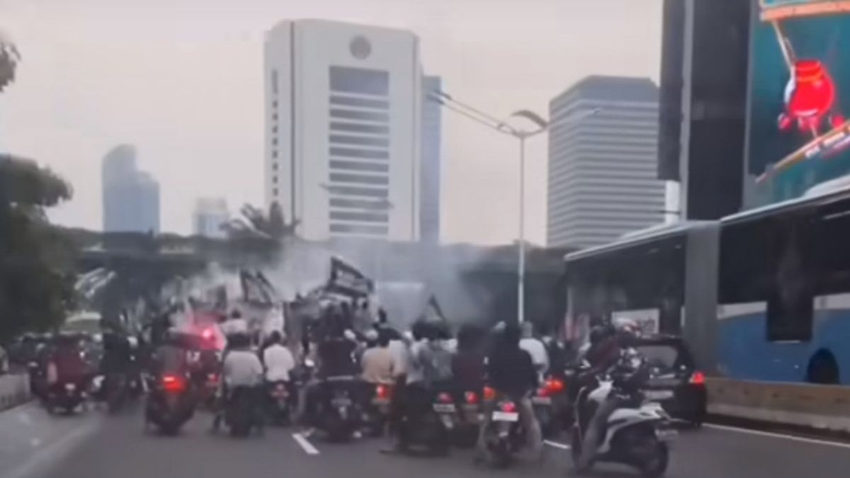 交通渋滞や紛争を起こしやすいものにするために、警察は道路上のオートバイ車列のティーンエイジャーの暴徒に対して行動を起こすでしょう