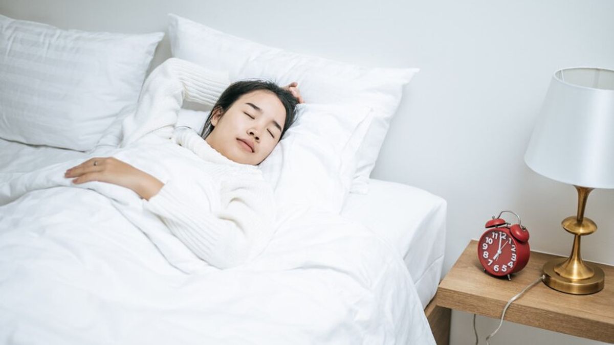 副作用なしで油性の睡眠を助けることができる7つの天然飲料