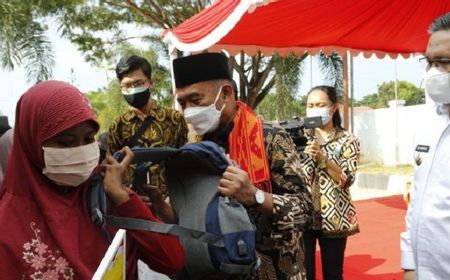 Menko PMK Muhadjir Sambangi Anak Yatim korban COVID-19 di Kendari dan Berikan Bantuan Kartu Indonesia Pintar