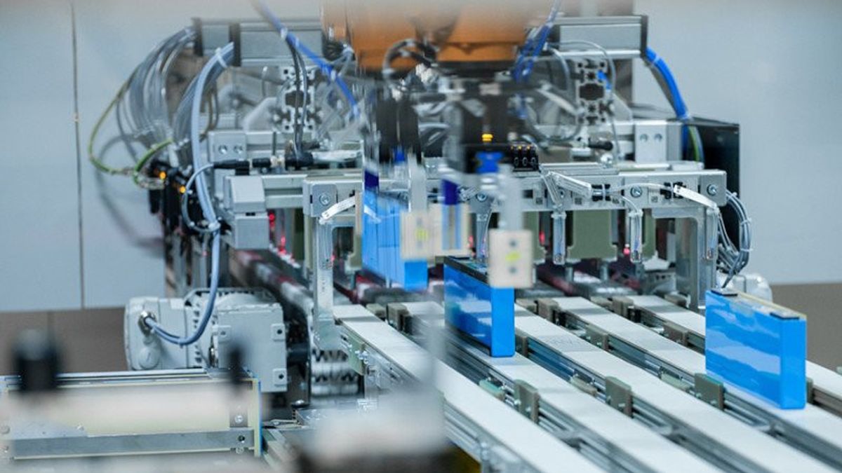 BMW Produksi Komponen Baterai EV di Dua Pabrik Jerman