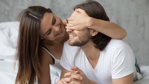 Menurut Penjelasan Ahli, Ini 3 Alasan Pasangan Anda Menutup Mata Ketika Bercinta