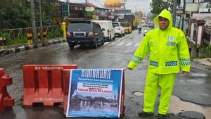 Ada Material Longsor, Polres Padang Tutup Akses Jalan Menuju Lembah Anai