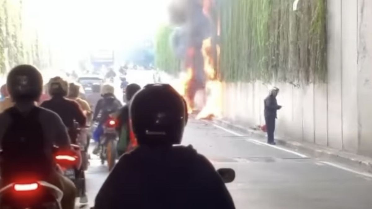 Suddenly Shorted, Honda Beat Motorbike Caught Fire At The Kebayoran Lama Underpass