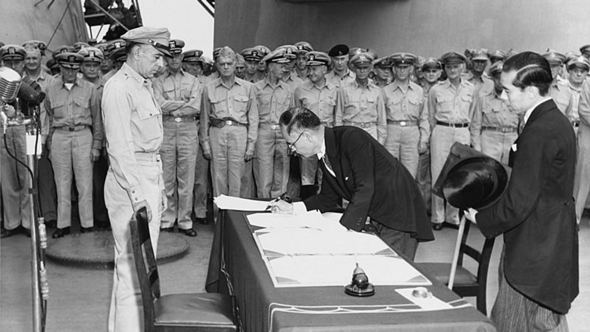 1945年9月2日，日本投降，第二次世界大战在历史上结束