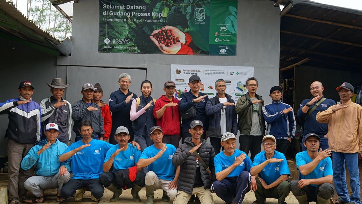 Dukung Pertanian Berkelanjutan, Surveyor Indonesia Replanting Tanaman Kopi di Pangalengan Jawa Barat