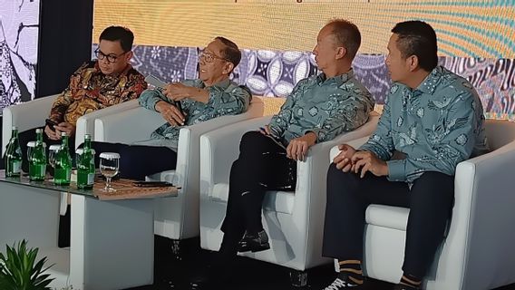 经济部长Ginandjar Kartasasmita的故事，关闭16家银行以缓解1998年的金融危机