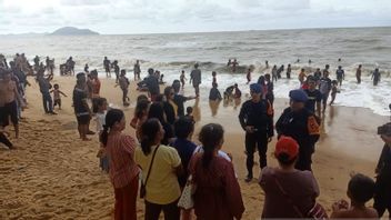 انتشر العمل البطولي لبريبكا إيكو بودي في ميدسوس ، التي ضربتها الأمواج لإنقاذ الصبي في شاطئ باسير بانجانغ سينغكاوانغ