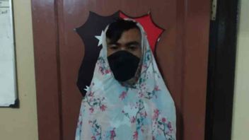 Polisi Bekuk Pencuri di Cirebon Menyamar Kenakan Mukena Motif Bunga, Ini Tampangnya