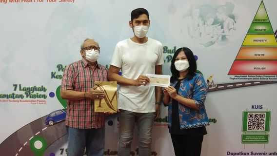 Sido Muncul, A Company Owned By Conglomerate Irwan Hidayat Donates IDR 100 Million To Badminton Legend Verawaty Fajrin