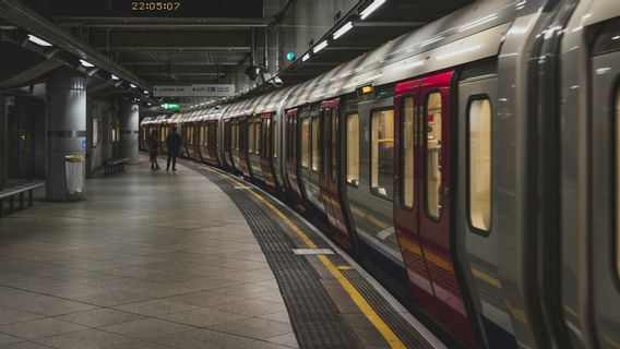 The Driver Was Fired By The Sewing Of Clothes While Driving The British Subway