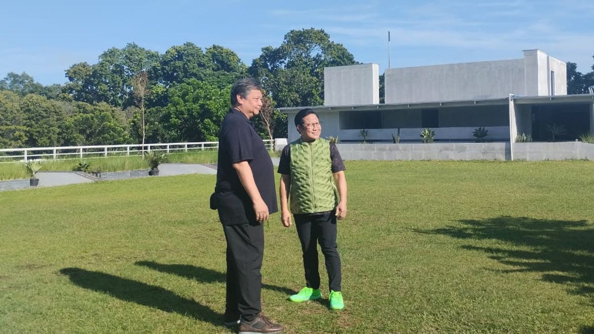 Kasih Souvenir Cak Imin 2 Sarung Hijau dan Kuning, Airlangga: Kalau Makin Rapat 1 Sarung 2 Warna