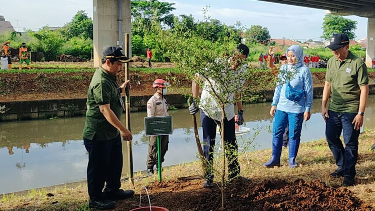 The Becakayu Toll Road Is Greened, The Yield Of The Harvest Can Be Typed By Residents