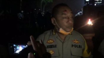 Karo Ops Banten Chef De La Police Sanglante Frappé Par Des Jets De Pierres Au Cours De La Loi Omnibus De Démonstration De Sécurité