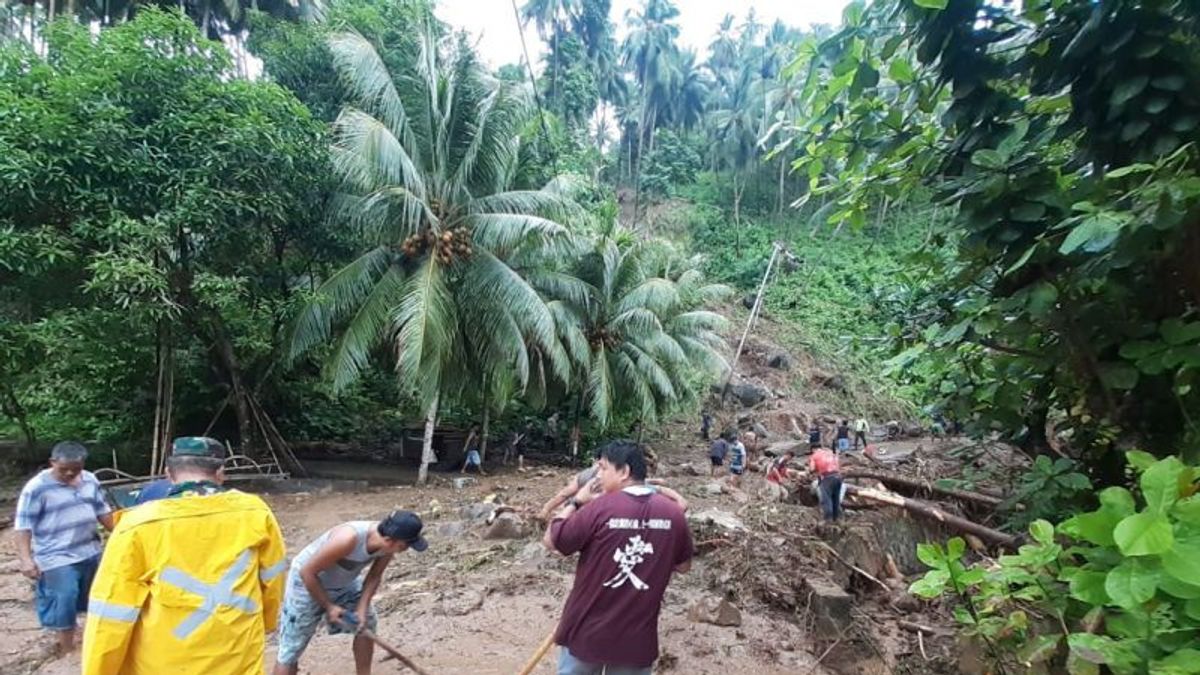 Floods And Landslides Hit A Number Of Locations On Siau Island, North Sulawesi, Regency Government Establishes Public Kitchens For Residents