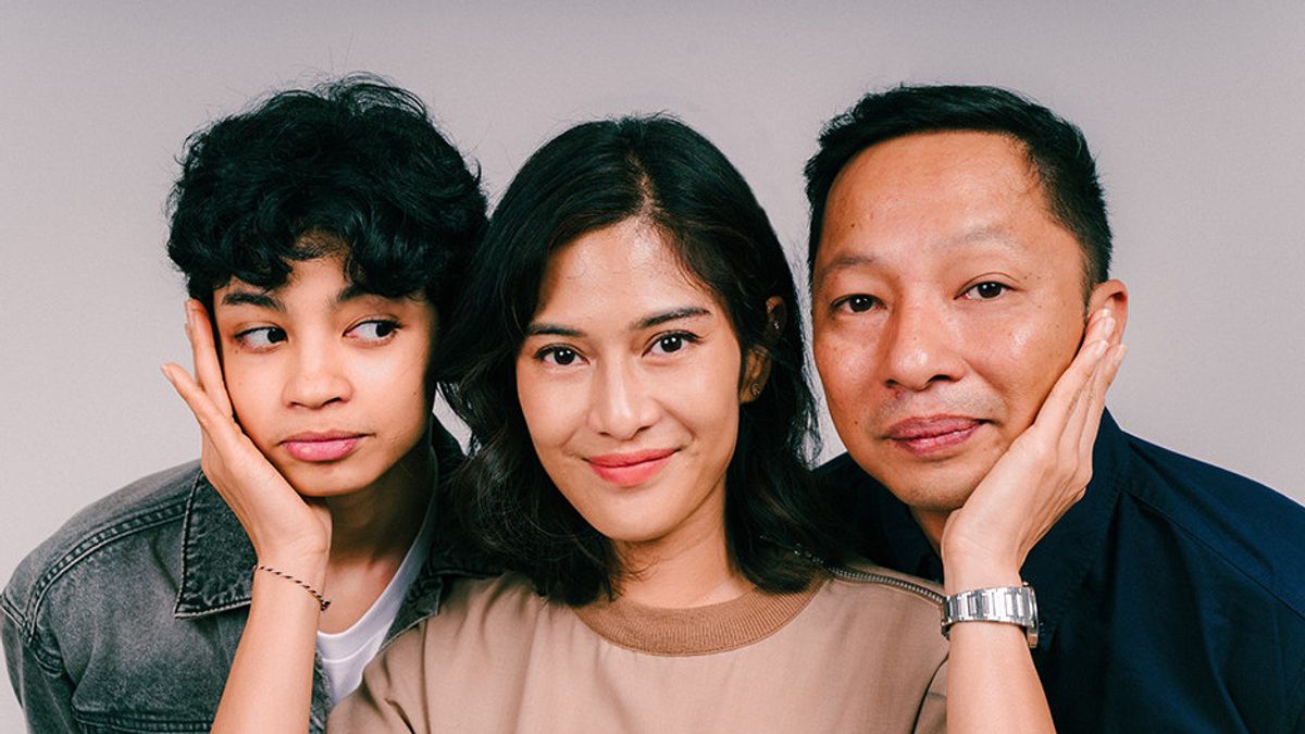 Ali Fikry Jadi Anak Dian Sastrowardoyo dan Ringgo Agus di Film <i>Mothernet</i>