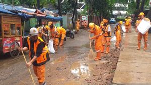 Pasukan “Pelangi" Diterjunkan Bersihkan Kemang Usai Banjir