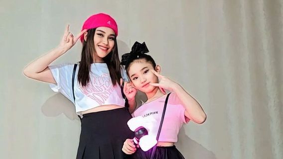 هناك أيو تينغ تينغ ، كريسدايانتي ، أشانتي ، وغيرهم من الفنانين الذين يشاهدون حفل BLACKPINK في GBK 