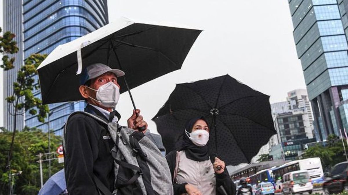 Light Rain And Thick Clouds Dominate Jakarta Weather Today