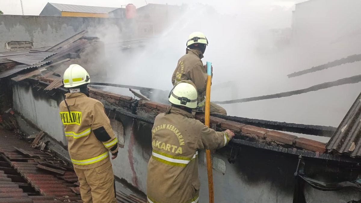 Tabung Gas Bocor, Rumah Berlantai Dua di Pondok Bambu Terbakar, Satu Orang Tewas