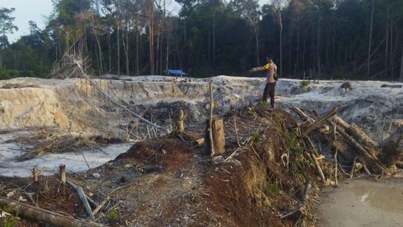 在Empanang Kalbar运营的非法金矿工人仅受到警方的呼吁