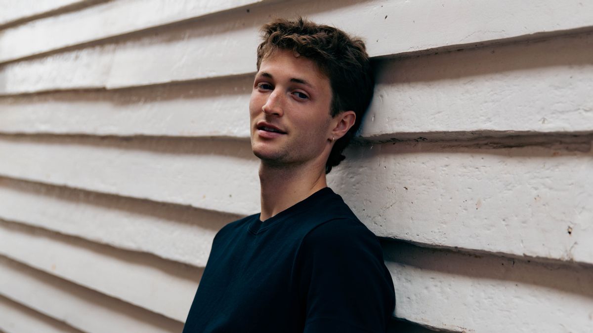 Henry Moodie Tampil Enerjik dan Kontemplatif di Single Anyar, <i>comedown</i>