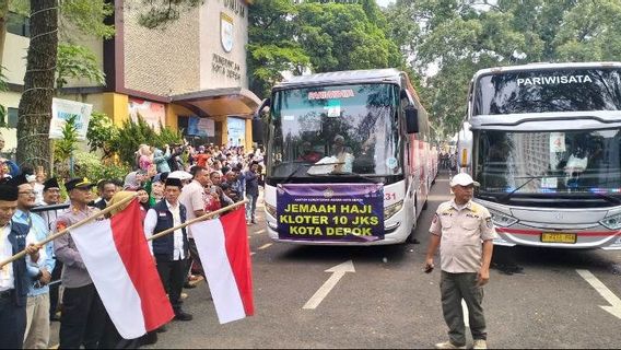 Prospective Hajj Pilgrims From Depok Depart Through The Bekasi Hajj Dormitory Towards The Holy Land Of Mecca