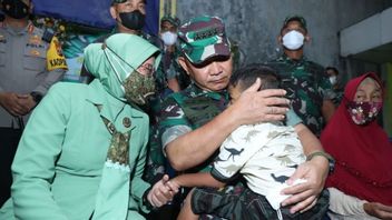 Melayat ke Sidoarjo, KSAD Dudung Abdurachman Tanggung Biaya Pendidikan Dua Anak Babinsa yang Gugur di Papua