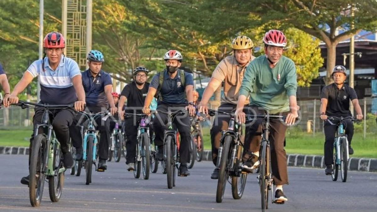 ジャカルタでの大規模なメーデーデモワーカー、ジョコウィはマタラムNTBで自転車を楽しんでいます