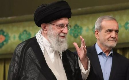 Ayatollah Ali Khamenei Sebut Penggulingan Assad Hasil Persekongkolan Amerika-Israel