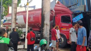 Pertamina's Fuel Tank Truck, A BUMN Company, Hits A Number Of Kiosks In East Jakarta