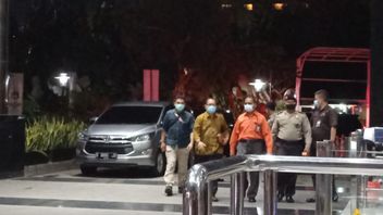 Comparution Du Juge PN Surabaya à Son Arrivée à KPK, Portant Un Batik Tout En Portant Un Sac En Cuir De Tente, Mais A Refusé Les Commentaires