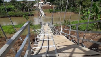 جسر مدهش يستحق IDR 10.8 M ينهار في سوكوهارجو، وأصيب شخصان