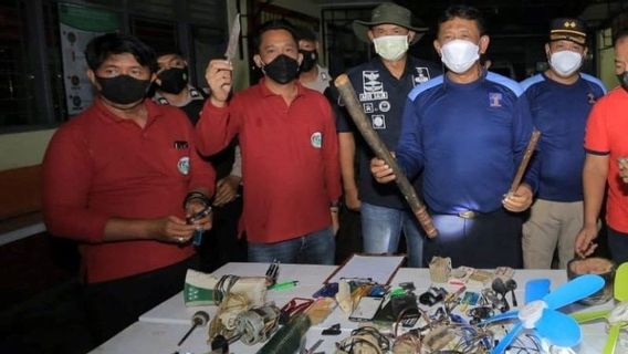 Raids At Madiun Prison Ahead Of Fasting, Officers Find Sharp Weapons