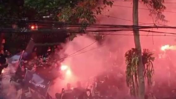 Des Centaines De Personnes Brûlent Des Pneus Et Allument Des Fusées éclairantes à Graha Persib