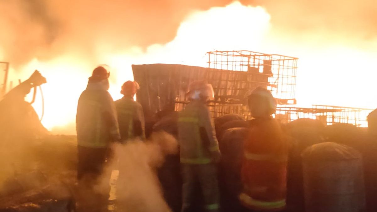 Kebakaran Hebat di Gudang Limbah Oli Tangerang, Damkar Kesulitan Padamkan Api