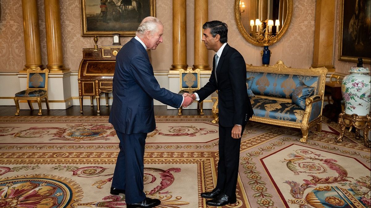 バッキンガム宮殿でチャールズ3世国王、リシ・スナック、英国の第57代首相に会う