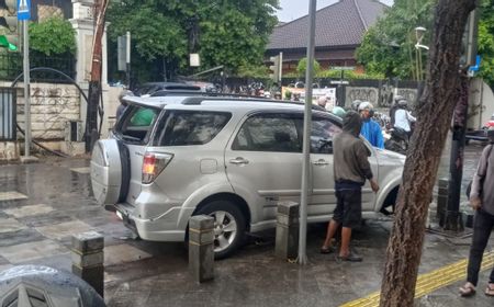 Pengemudi Mobil Berusia 9 Tahun Tabrak Kendaraan hingga Tiang Lampu di Kemang Jaksel