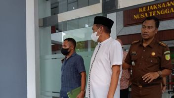 Examined By The NTB Prosecutor's Office, 2 Suspects Of Corruption In The East Lombok Iron Sand Mine Not Wearing Prisoner Vest