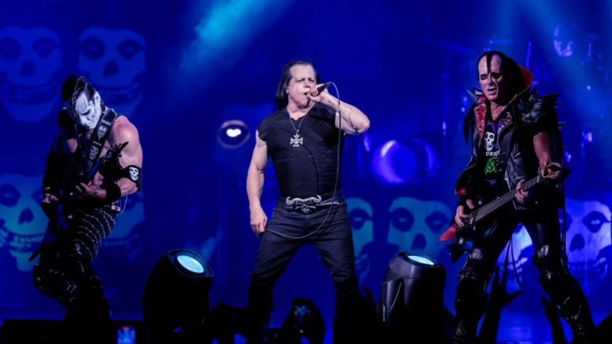 Danzig Tunda Konser karena Kekurangan Bus Tur