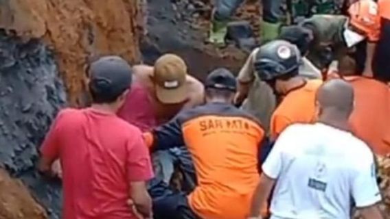 Un certain nombre de mineurs de sable submergé de Longsor à Pronojiwo Lumajang